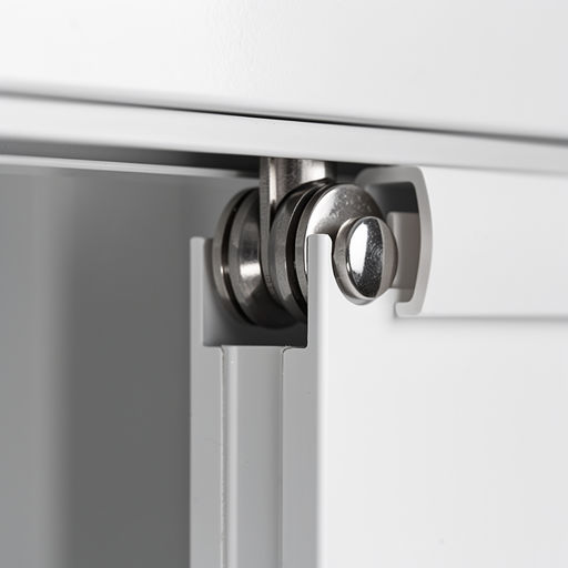 close-up van het trackrail van een kunststof schuifpui met roestvrijstalen rollers in een woning in Castricum