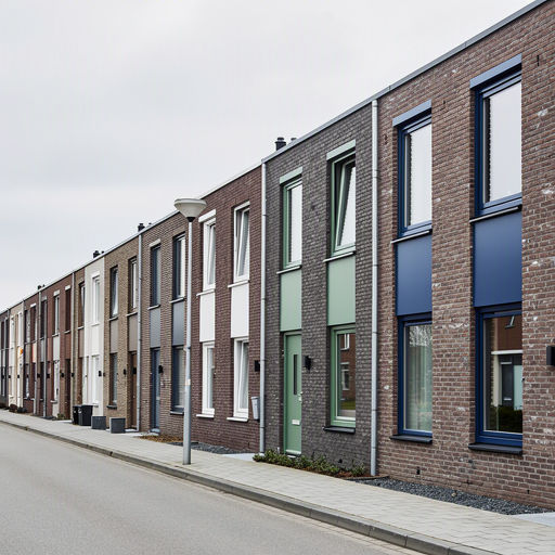 Monteur plaatst kunststof kozijnen bij een woning in Heerhugowaard