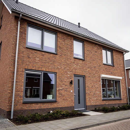 Kunststof kozijnen aan de voorgevel van een woning in Heerhugowaard