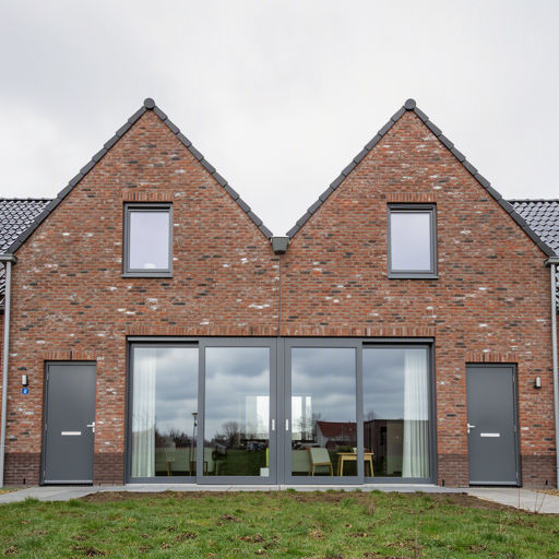Witte hefschuifpui van kunststof met HR++ glas in een moderne woning